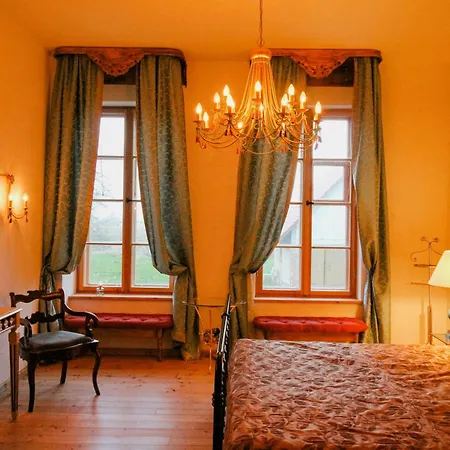 Hébergement de vacances Rustic Apartment, Lovingly Restored