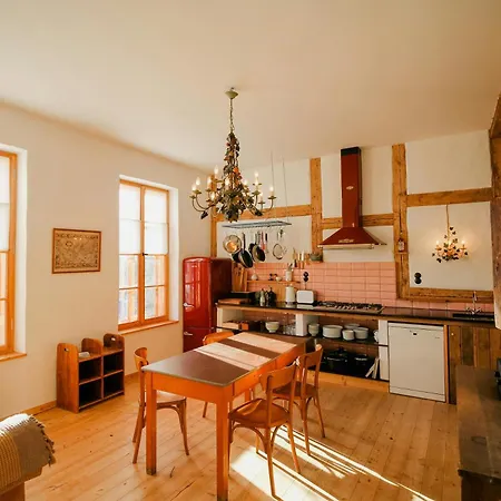 Rustic Apartment, Lovingly Restored Casa vacanze *